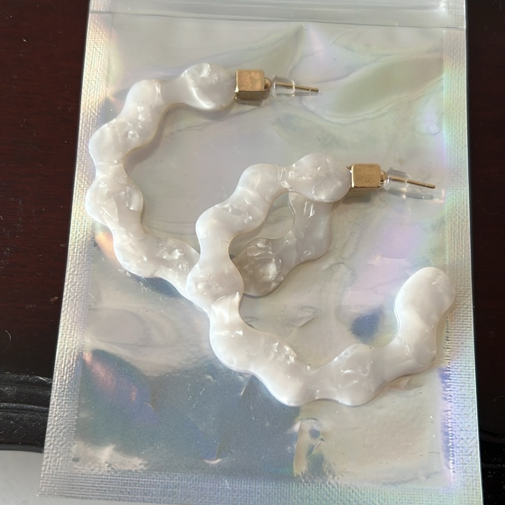 Scallop pearled hoops